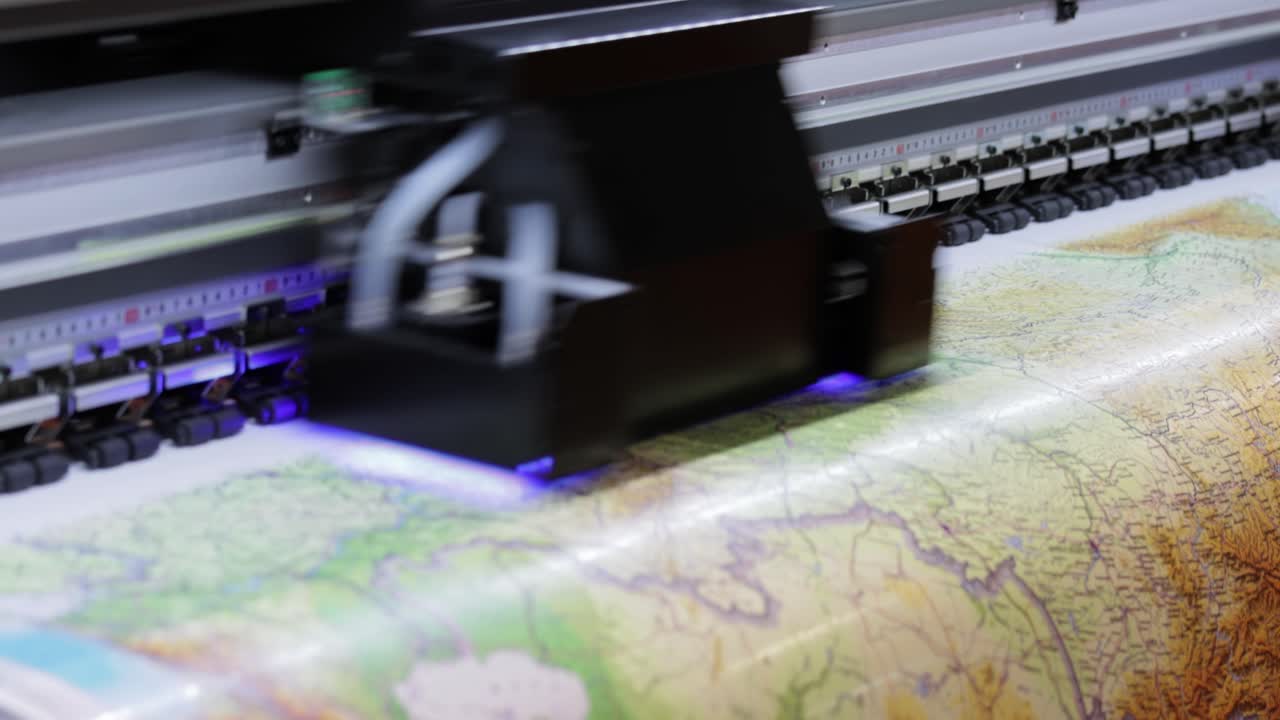 impresora uv digital moderna de gran formato. tecnologías de producción de impresión. el pinado uv es el proceso de aplicar una dosis de luz ultravioleta de baja intensidad a una tinta curable uv