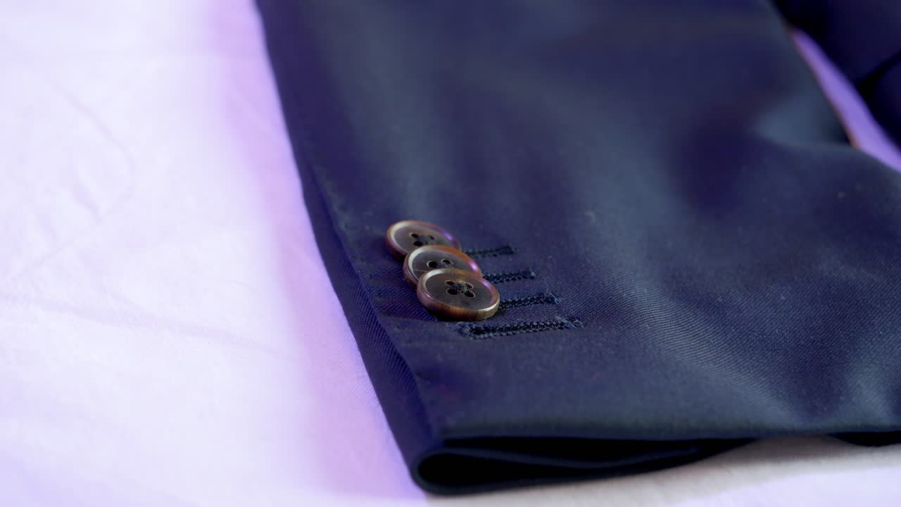 세련된 버튼을 가진 우아한 팔꿈치