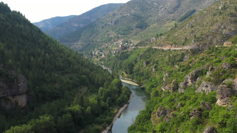 Vuelo-Aéreo-Sobre-El-Río-Tarn-Y-El-Pueblo-De-Prades,-Francia,-El-Bosque-Del-Cañón-De-Lozere.