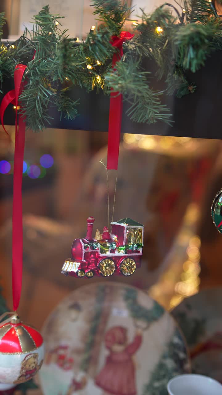 exhibición de ventana de navidad con adornos