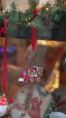 exhibición de ventana de navidad con adornos