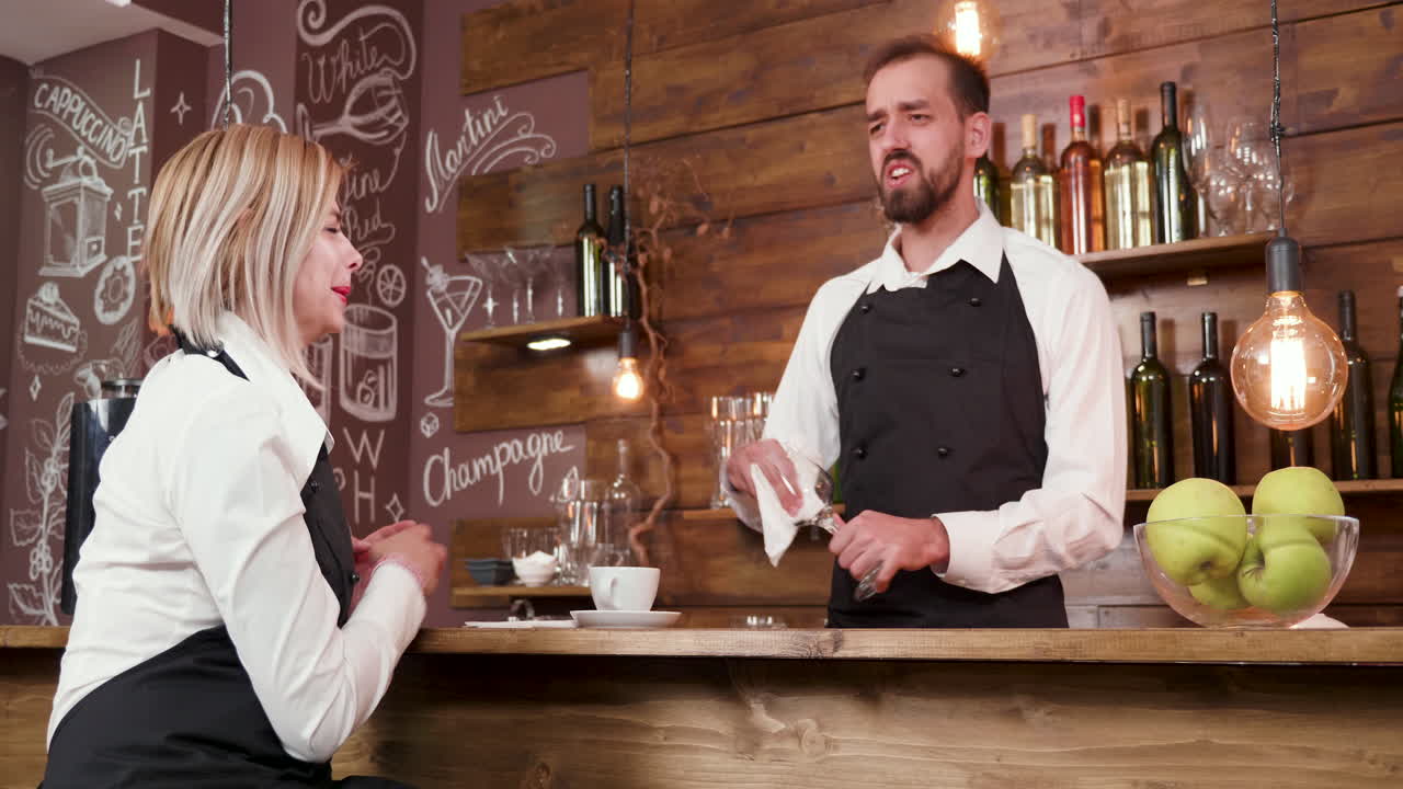 camarero y camarera en café