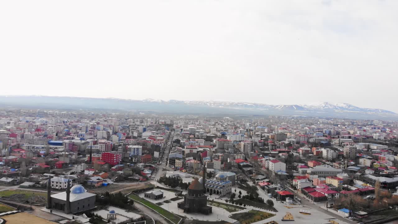 карсская мечеть с панорамой города в восточной турции