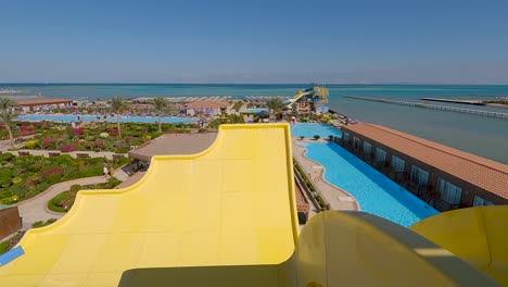 panorama de los deslizadores del parque acuático, parque acuático, parque acuático deslizadores del parque acuático con piscina