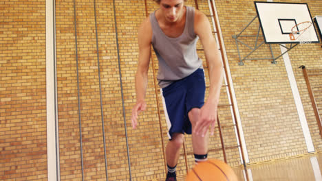 un chico de secundaria practicando el dribble.