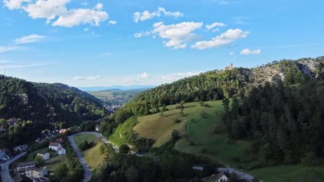 Eine-Schlangenstraße-Durch-Die-Schweizer-Hügel-Von-Oben-2