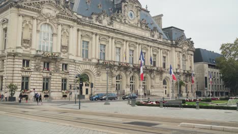 reveal of the tours city hall buildings and it’s impressive architecture