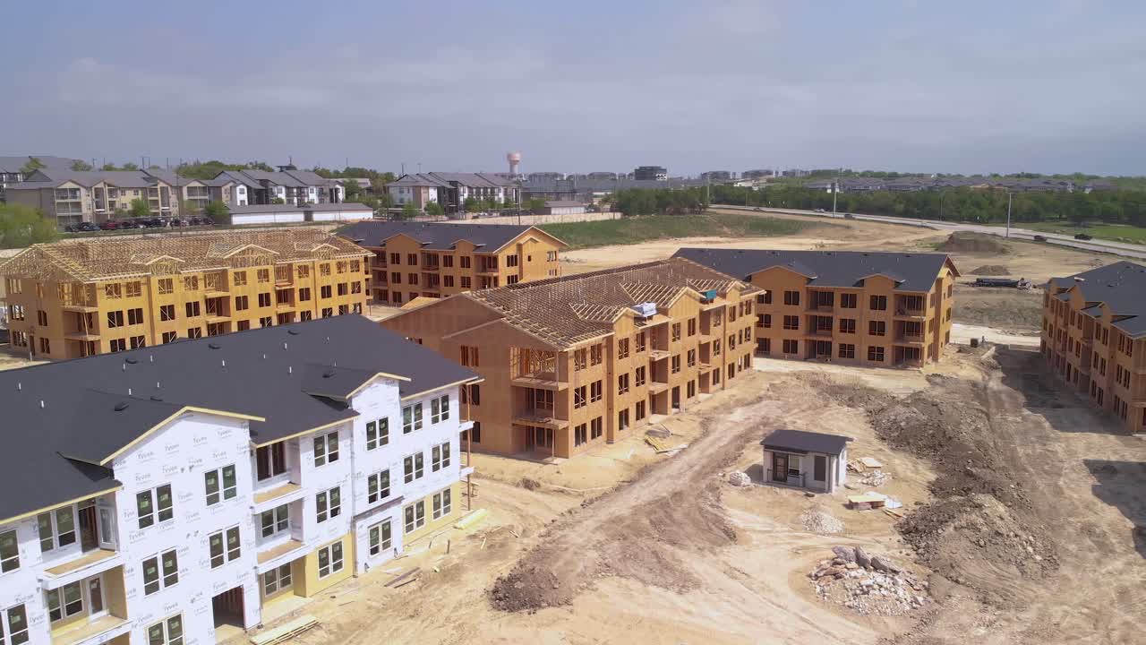 vista aérea de aviones no tripulados de casas de apartamentos cubiertas de techos - sitio de construcción de edificios residenciales en austin, texas, ee.uu.
