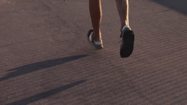 Uomo che corre sulla strada
