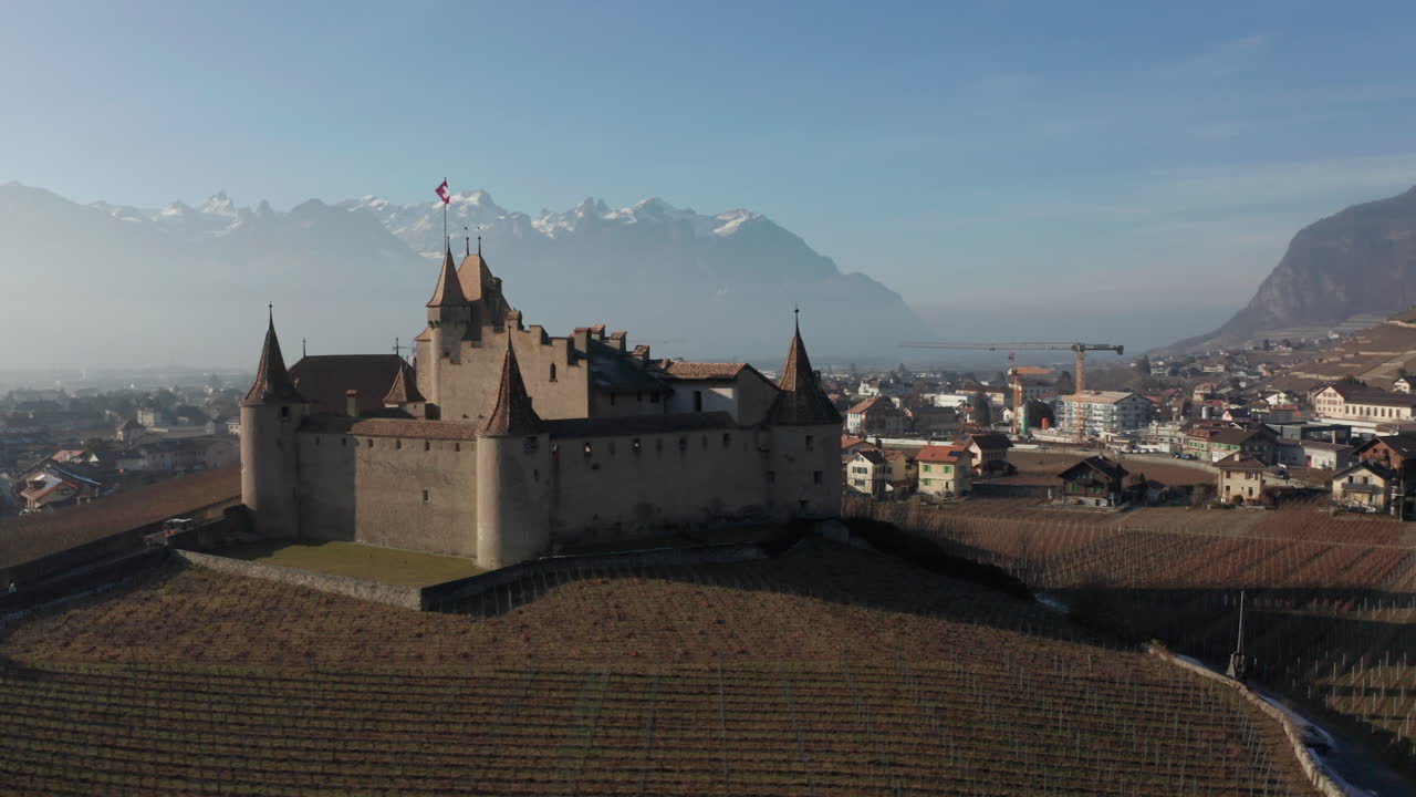 antena del hermoso castillo antiguo y revelando el casco antiguo de aigle en suiza