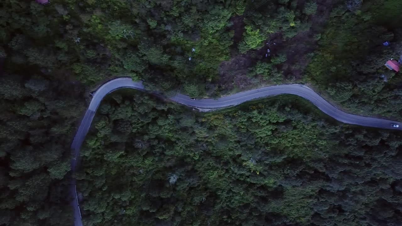 vuelo nocturno de un avión no tripulado sobre un pueblo remoto en oaxaca, méxico