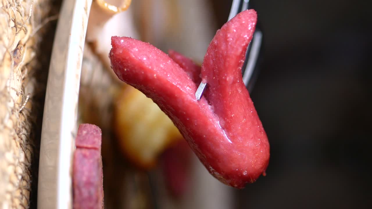 salchicha a la parrilla en un tenedor