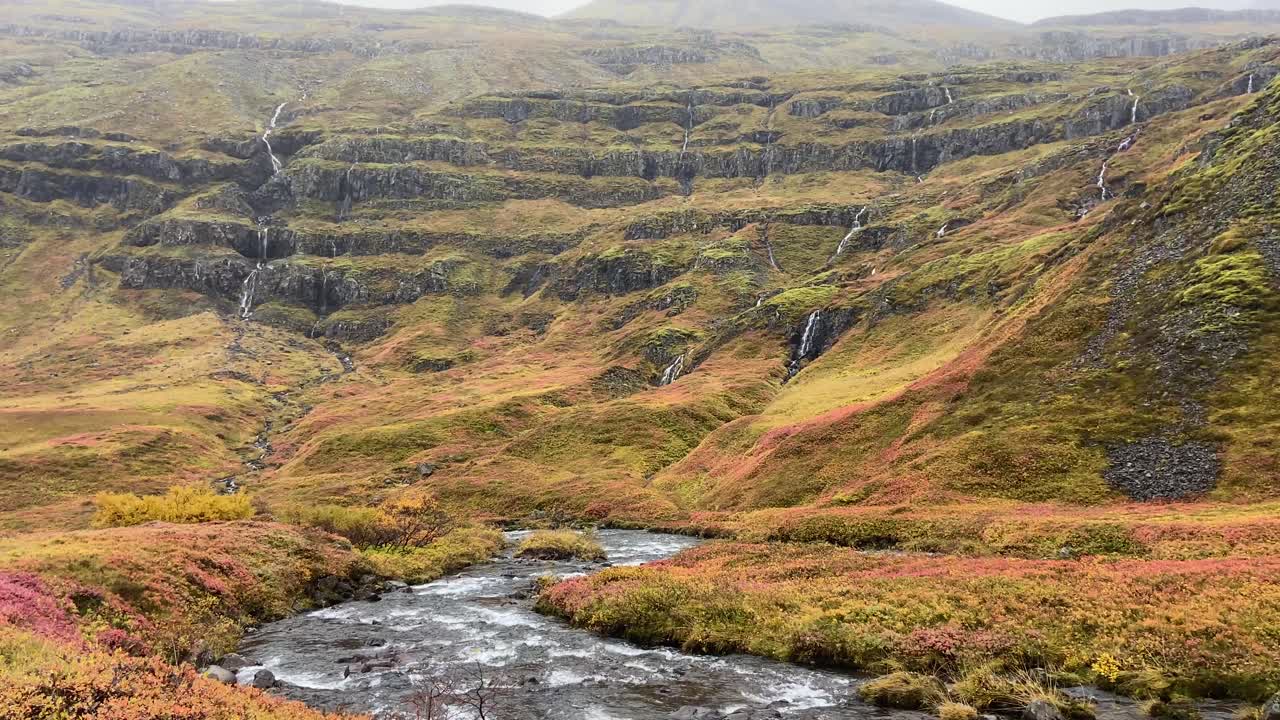 Hrutadalur, Islanda orientale: splendido paesaggio con numerose cascate e un ruscello.