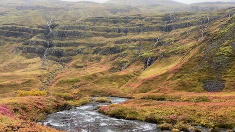 Hrutadalur-Este-De-Islandia-Hermoso-Paisaje-Con-Muchas-Cascadas-Y-Arroyos