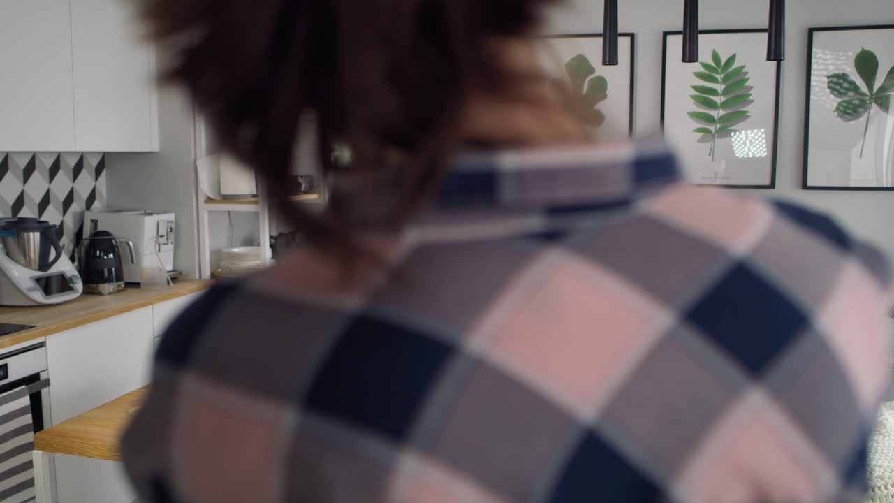 seguimiento de video de una mujer senior vlogger haciendo redes sociales