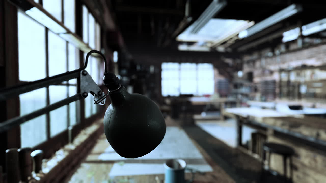 ヴィンテージのスタイリッシュな古い木工のワークショップのインテリア