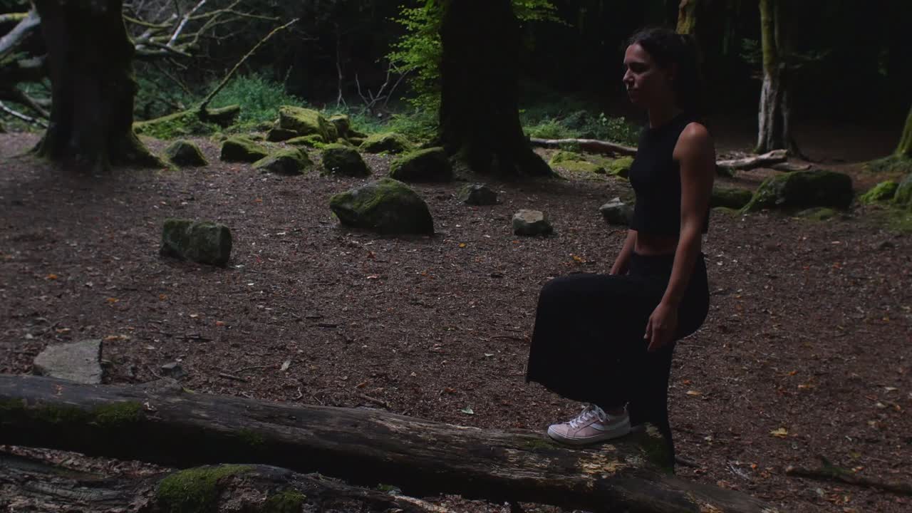 운동적 인 십대 는 조심스럽게 균형을 잡고 있는 나무 나무 에 발 을  ⁇ 고 있다