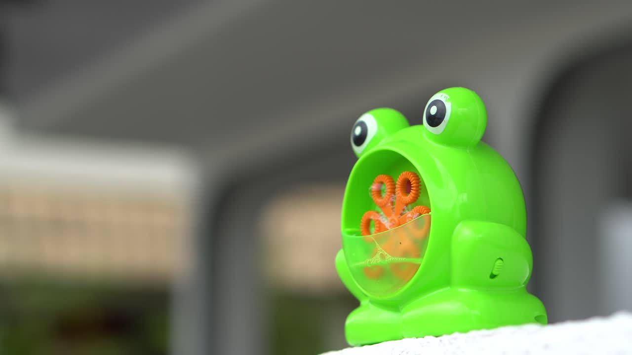 녹색 개구리 장난감 방출 거품