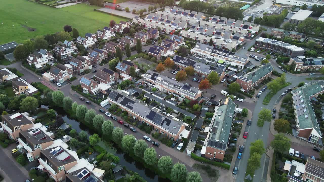 Luchtfoto van een prachtige buitenwijk met zonnepanelen op daken