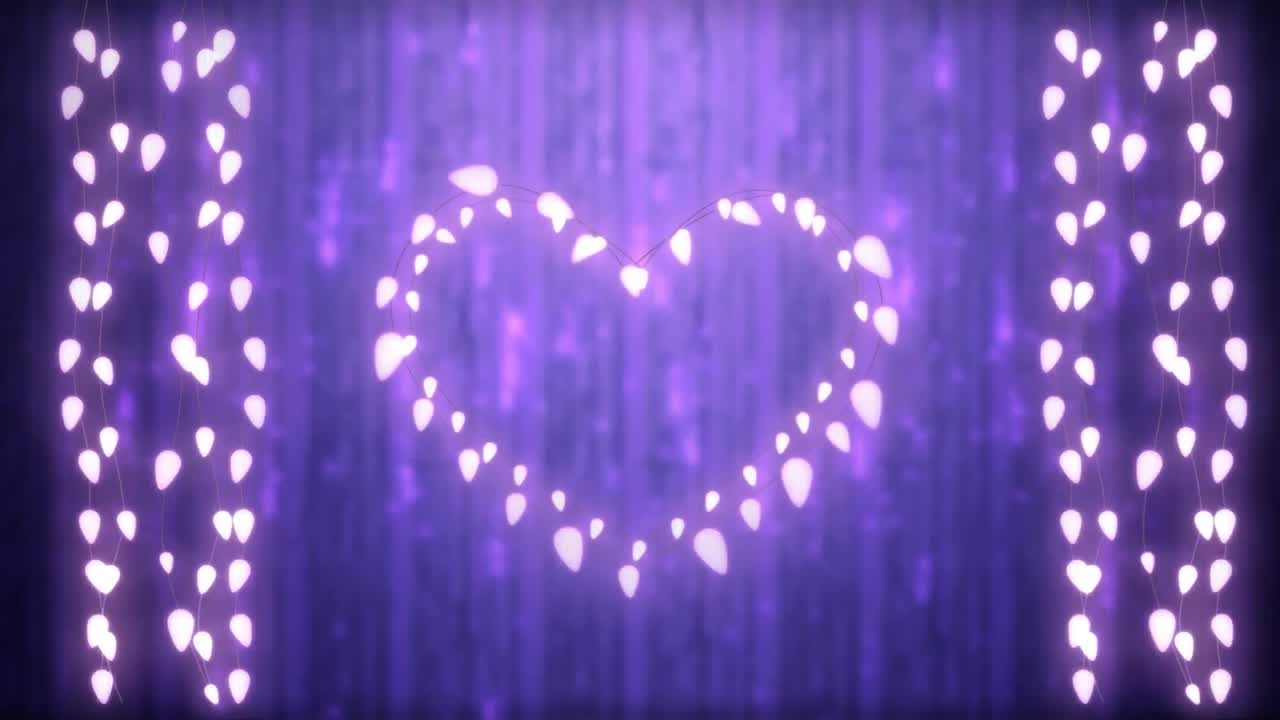 corazón brillante y cuerdas de luces de hadas sobre fondo púrpura