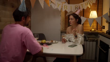 pareja celebrando su cumpleaños en casa