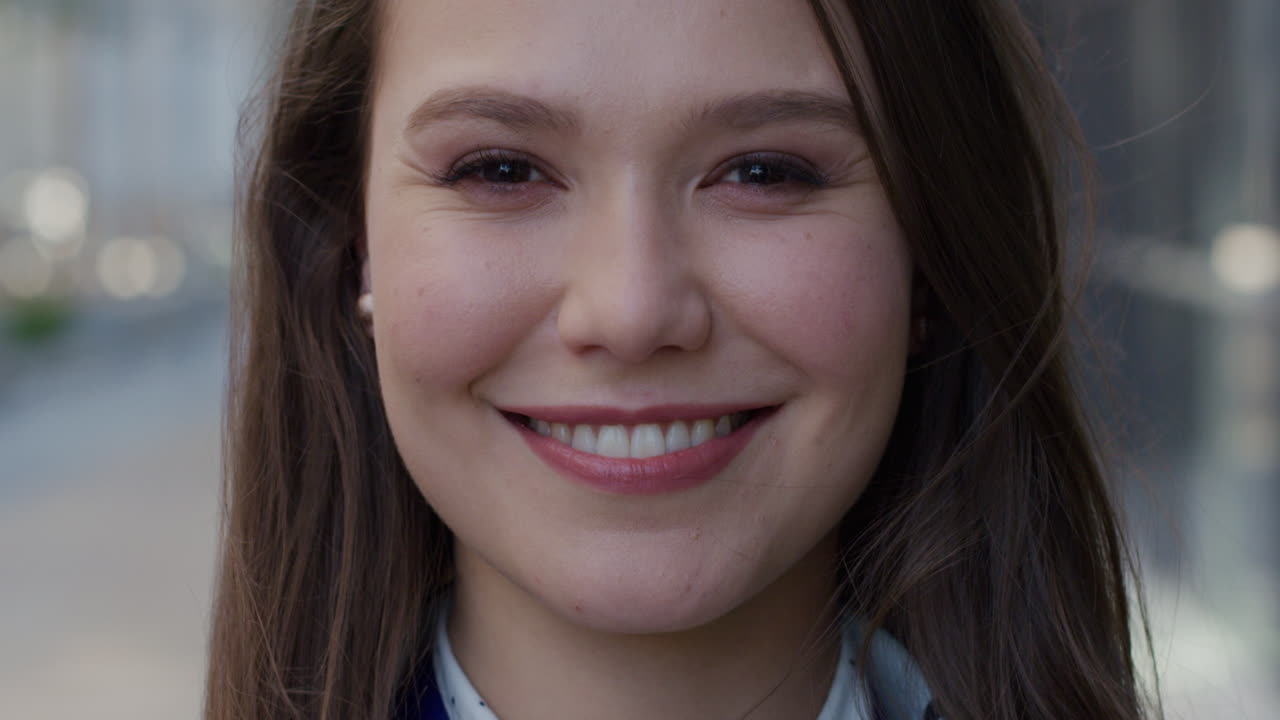 retrato hermosa mujer de negocios sonriendo outdiirs en la ciudad feliz por el éxito en la vida