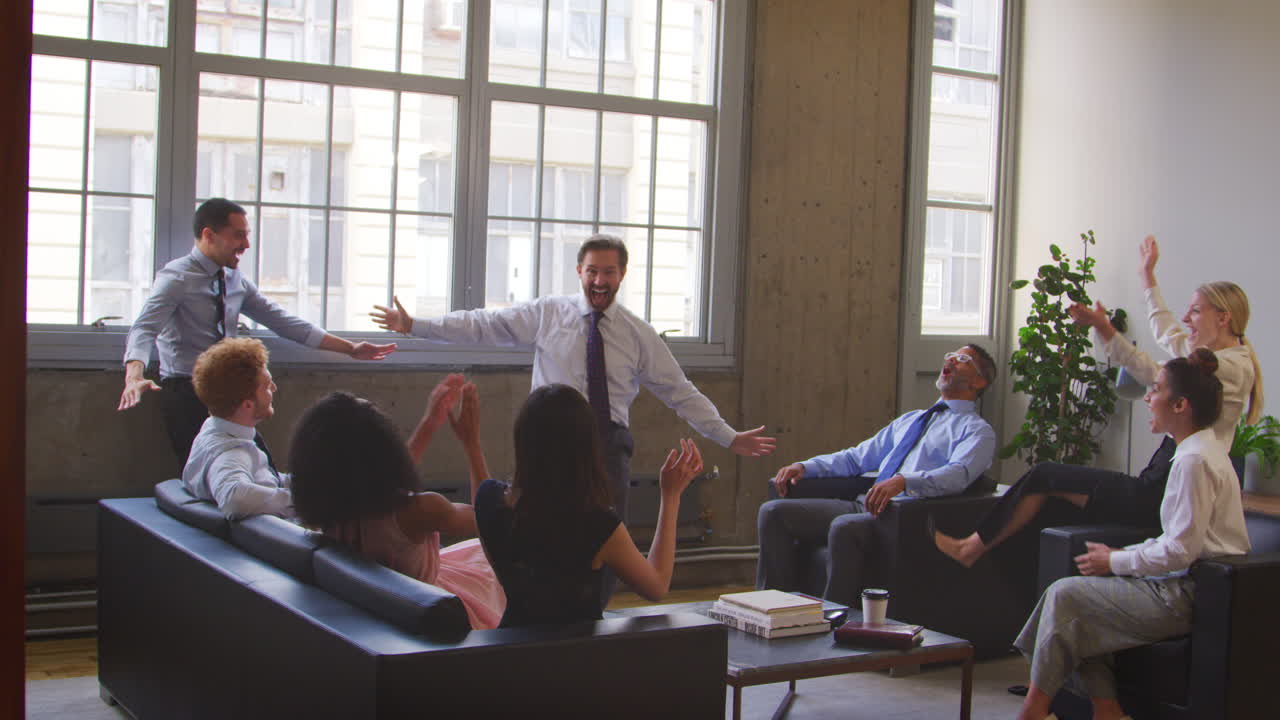 hombre de negocios emocionado y el equipo celebrando en una reunión