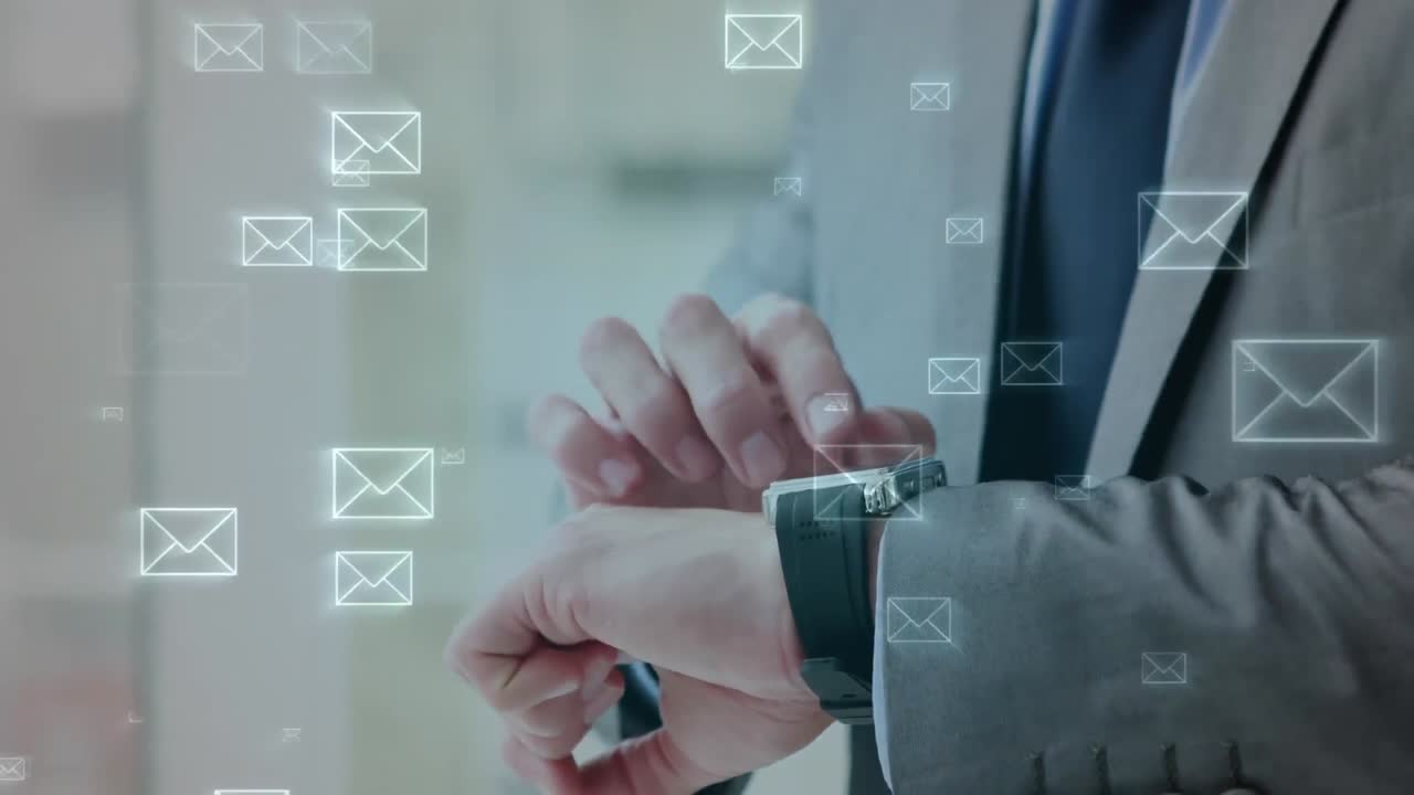 Uomo d'affari che utilizza un orologio da polso digitale touchscreen
