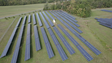 Drone-Aéreo-Sobre-Una-Granja-De-Paneles-Solares-En-Un-Brillante-Día-De-Verano