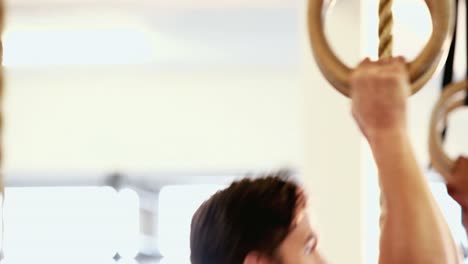 personas en forma haciendo abdominales