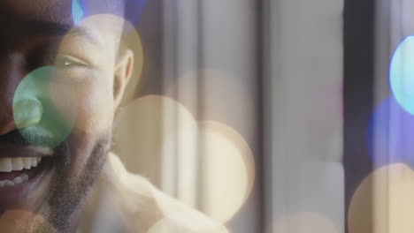 persona sonriente en el interior con animación de luces bokeh en el fondo
