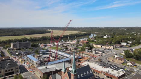 centro de eventos que se está construyendo junto a la primera iglesia presbiteriana en clarksville, tennessee con el río cumberland en segundo plano