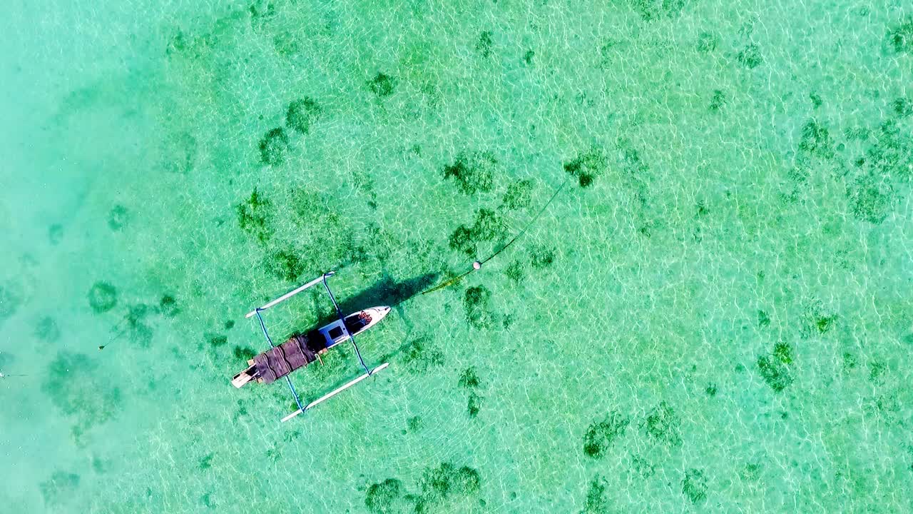 호화로운 열대 바다에 정박해 있는 아우트리거 보트의 조감도