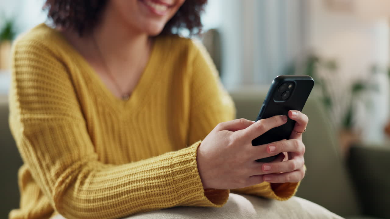 mujer usando teléfono móvil