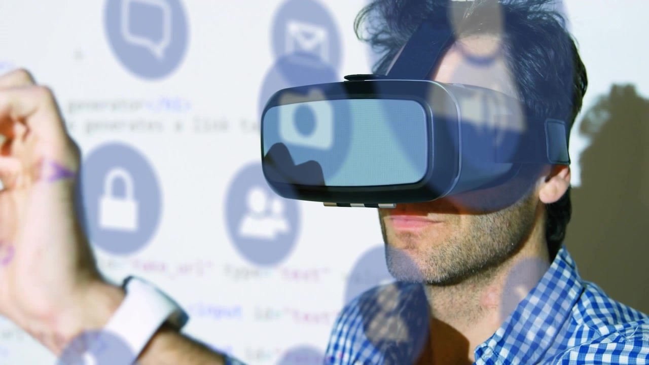 Animazione di icone di computer sopra un uomo d'affari caucasico che usa un simulatore di realtà virtuale e gesticola.