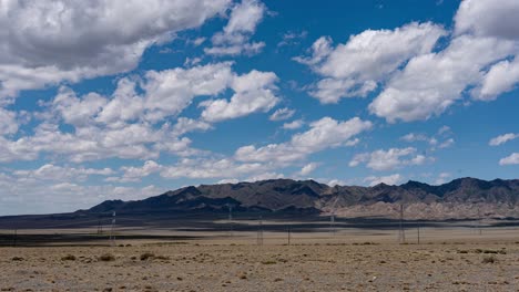 El-Lapso-De-Tiempo-Del-Cielo-Nublado-Sobre-El-Campo-En-Primavera.