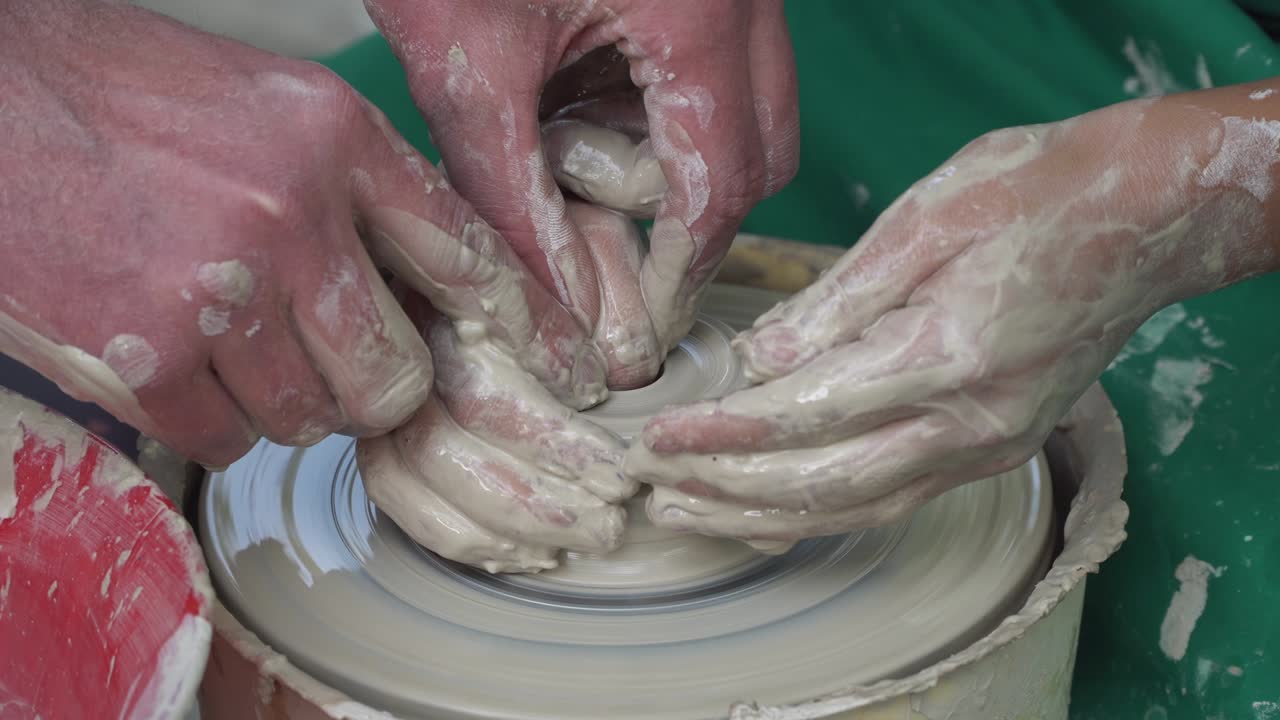 fabricante de cerámica que hace cerámica a mano