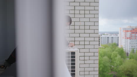fijación e instalación de una unidad de aire acondicionado externa en un piso alto. instalación peligrosa de sistemas de refrigeración de aire.