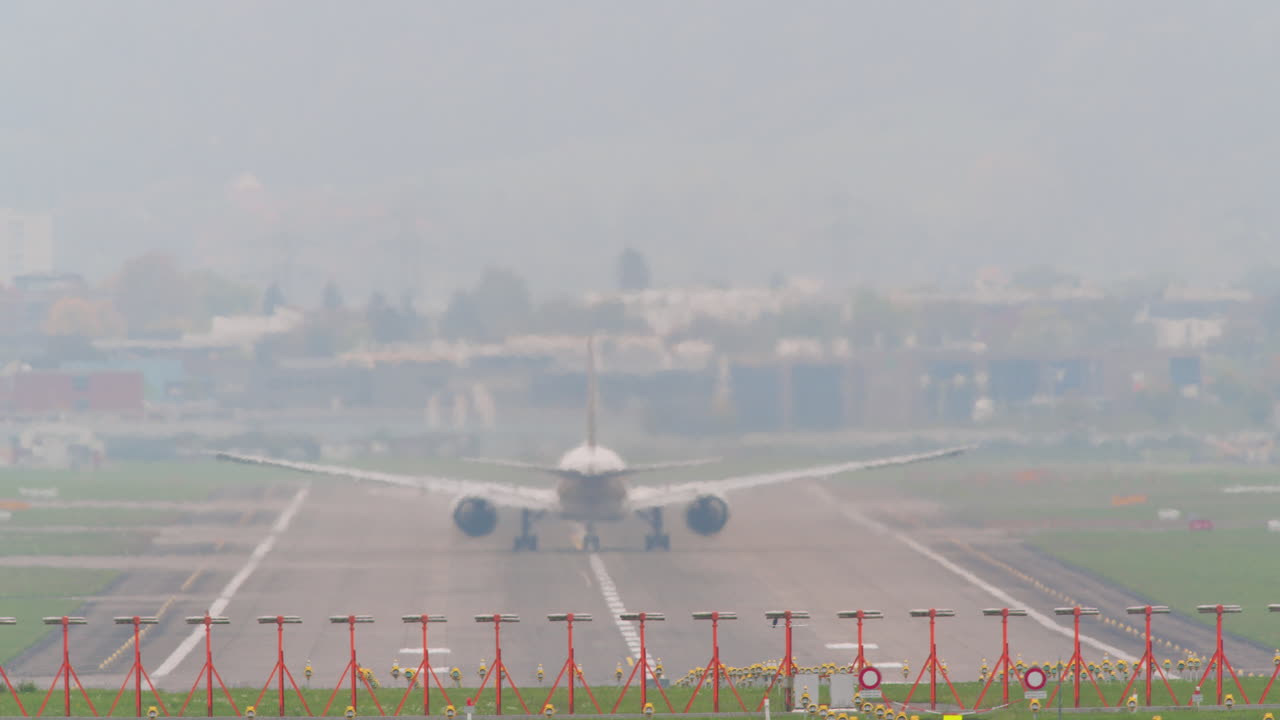 Decollo di un aereo sfocato.
