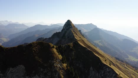 órbita aérea y escalada por encima de las cumbres