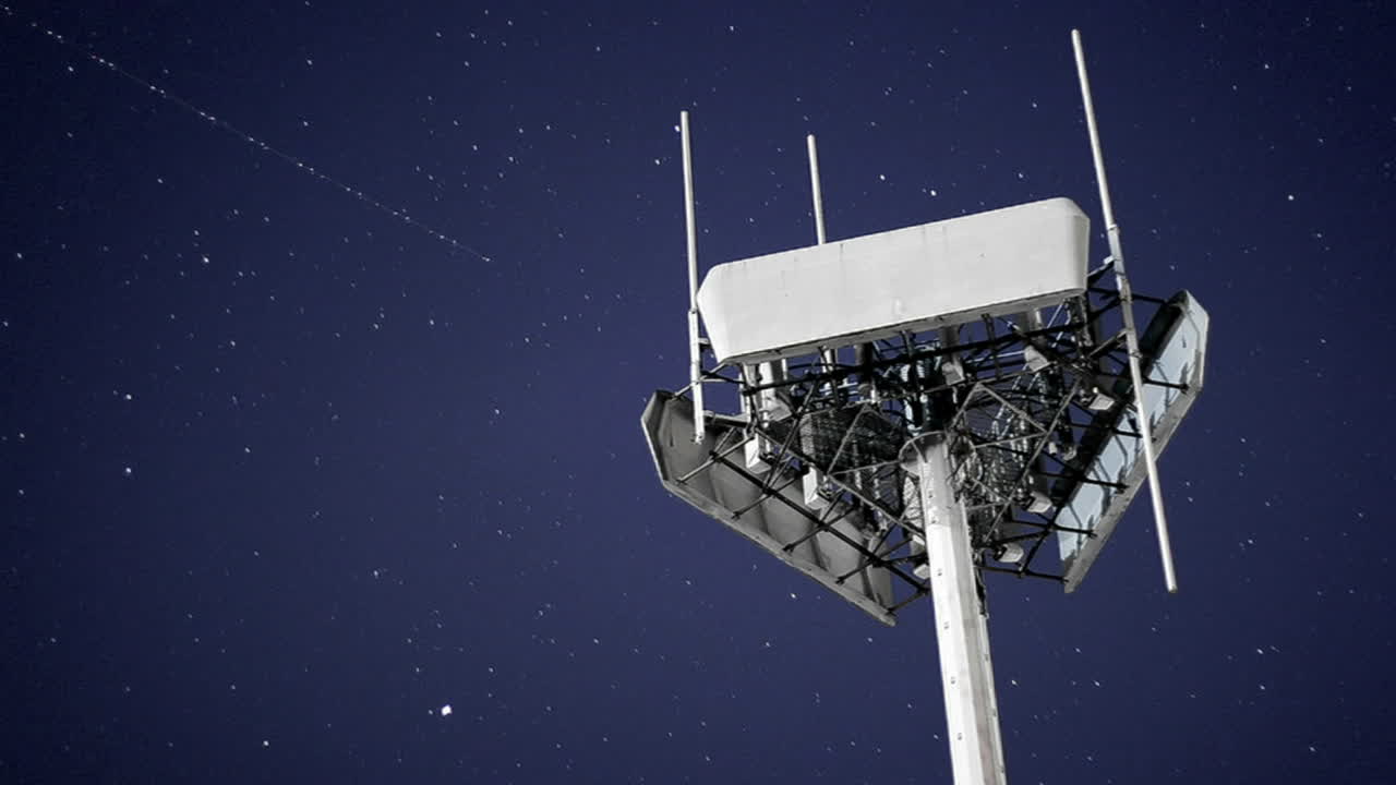 움직이는 밤하늘에 대한 송신기의 웅장한 샷