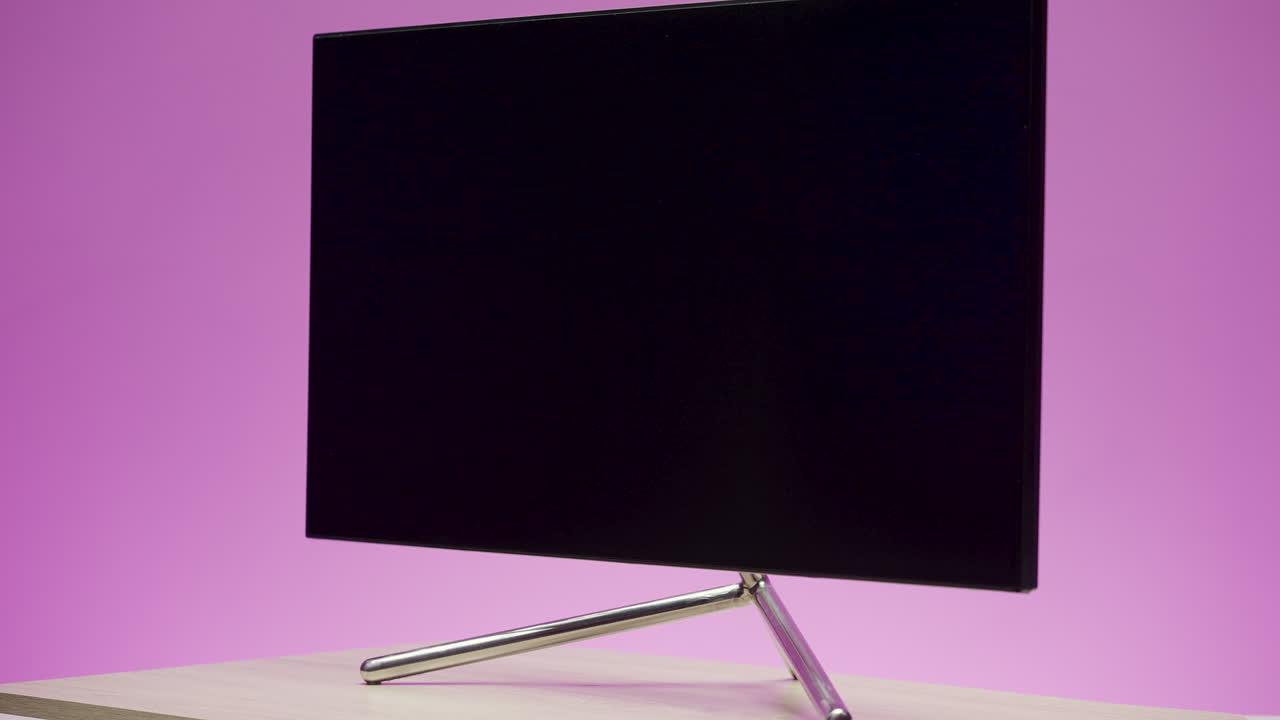 나무 스탠드 에 있는 컴퓨터 모니터