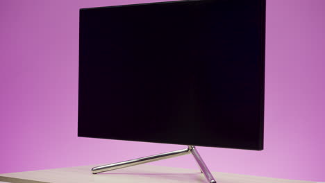 monitor de computadora en un soporte de madera