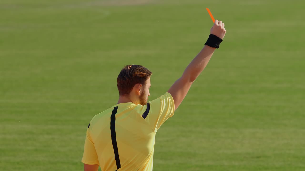 축구 심판은 페널티, 노란 카드, 빨간 카드, 75fps를 보여줍니다.