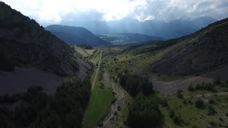 Hoch-über-Der-Straße-Am-Col-Du-Noyer-Fliegen