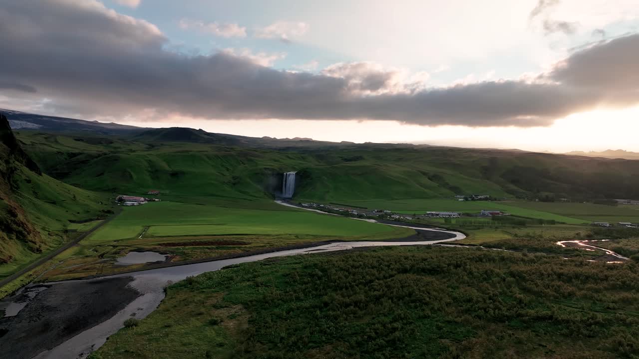 skogafoss, sur de islandia - una vista espectacular de follaje y cascada a la deriva - avión no tripulado volando hacia adelante