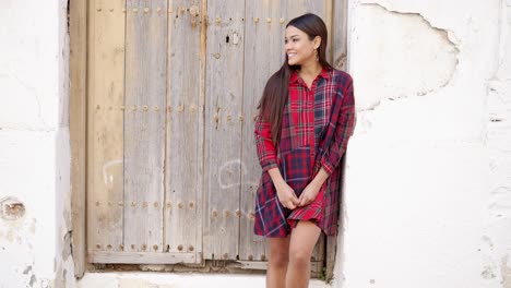 mujer con vestido a cuadros al aire libre