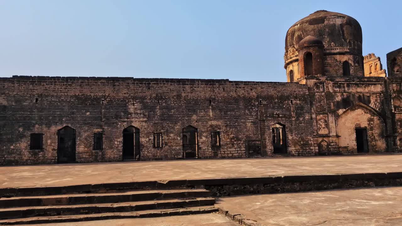 Hazar Kothri con lens flare, cielo e uccelli in volo presso il forte di Bidar, Karnataka, India. Ripresa di giorno, circolare, in 4K.