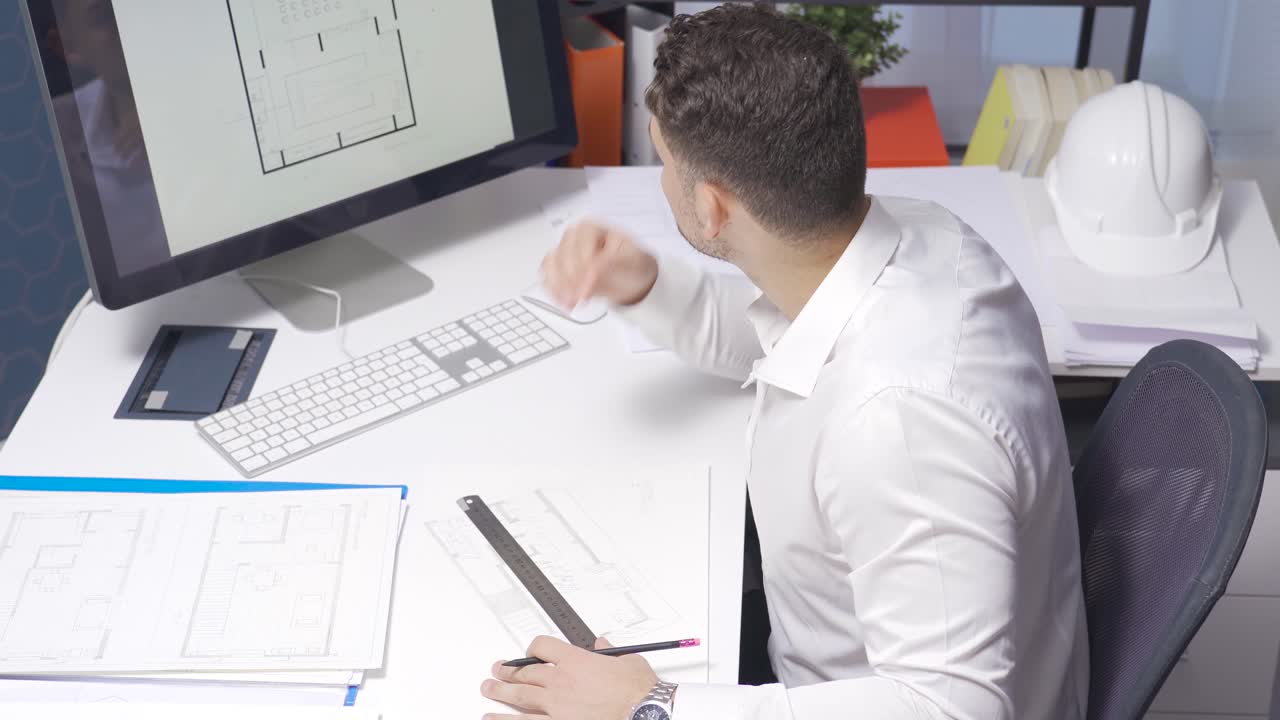 diseñador masculino trabajando en una oficina moderna para un nuevo proyecto de arquitectura de interiores.