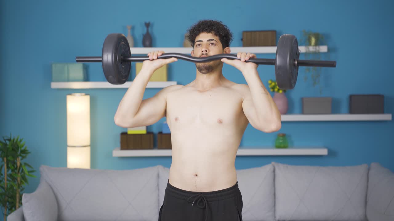 스포츠 웨이트 트레이닝을 하는 젊은 운동 선수. 건강한 라이프 스타일.